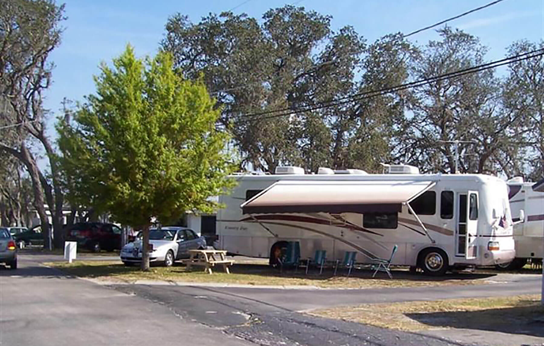 RV and parked cars at Hammondell Campsites in Winter Haven