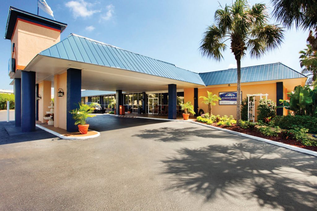 Exterior entrance of Howard Johnson by Wyndham Lakelannd