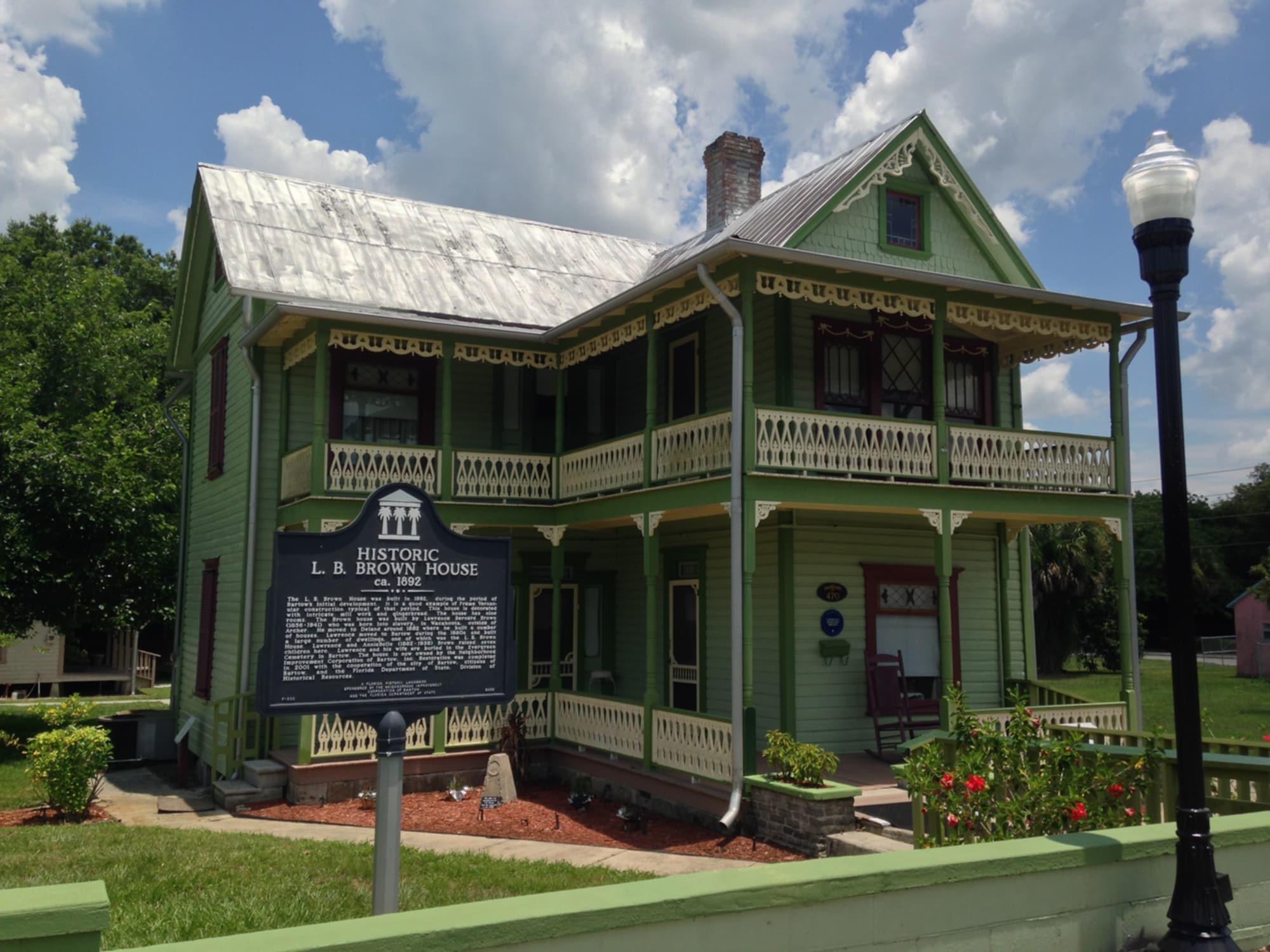 Exterior of LB Brown House Museum and historical marker sign in Bartow, FL.