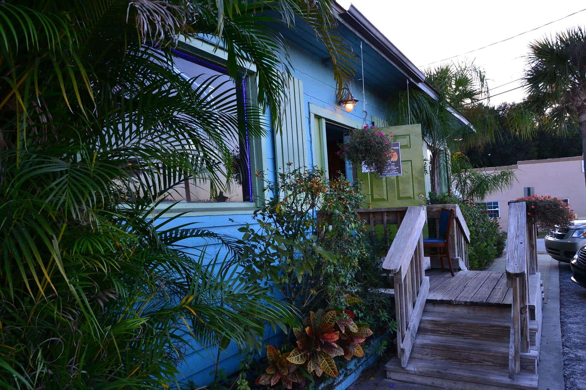Exterior of building and steps up to front door at Crazy Fish Bar & Grill in Lake Wales, FL