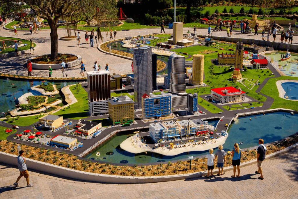 gente paseando por Miniland en LEGOLAND Florida Resort en Winter Haven.  una de las 10 razones principales para visitar Legoland en 2022
