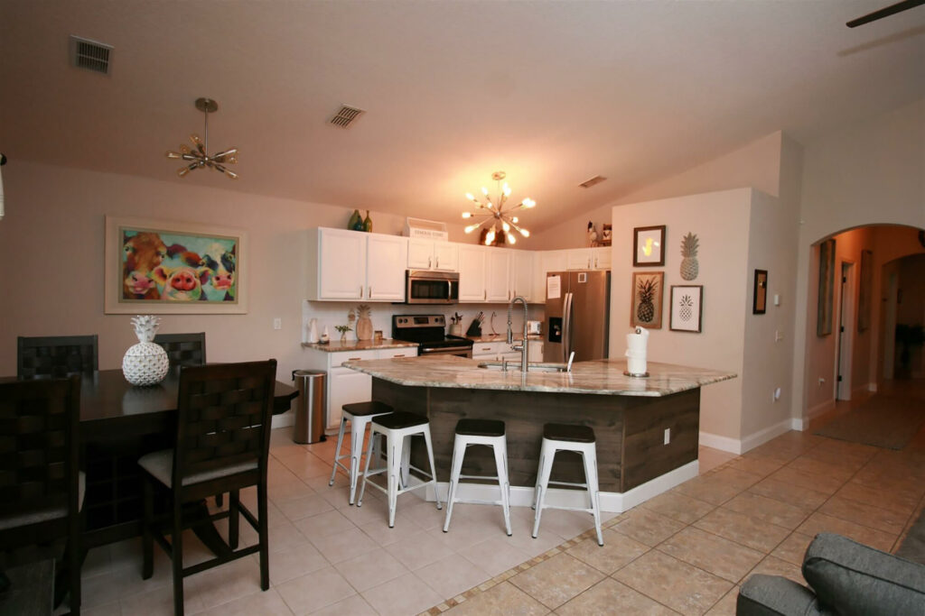 kitchen and dining area of Southern Dream Vacation Rentals home
