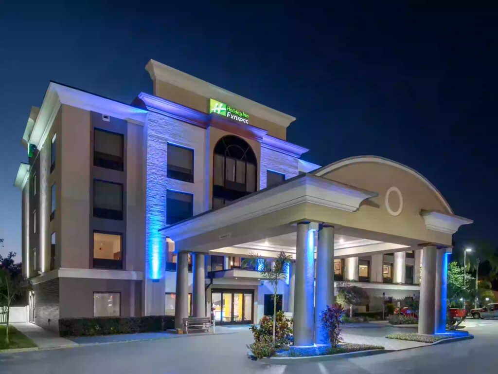 exterior image of Holiday Inn Express & Suites Bartow